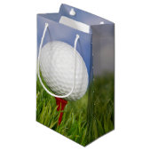 Golf Ball auf Tee Kleine Geschenktüte (Vorderseite Schrägansicht)