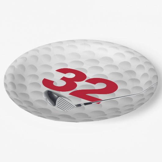 Golf Ball Design 32. Geburtstag Pappteller (Schrägansicht)