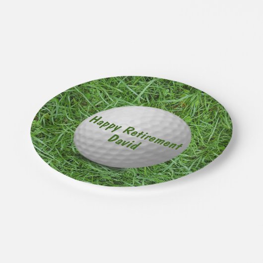 Golf Ball für den Ruhestand auf der Papierplatte Pappteller (Schrägansicht)