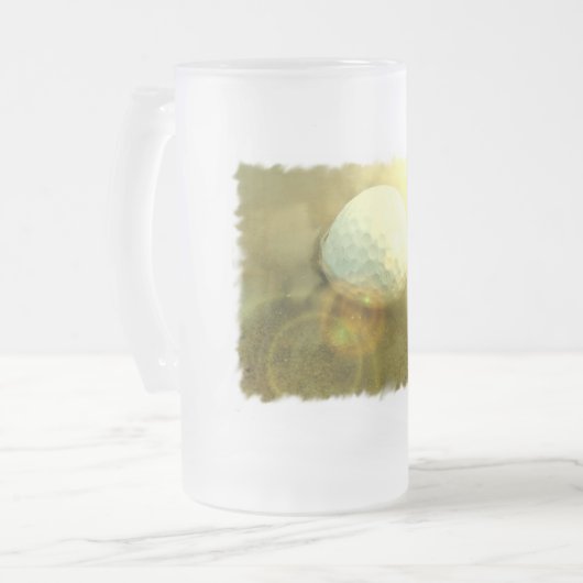 Golf-Ball gehaftet in der Schlamm-Bier-Tasse Mattglas Bierglas (Vorderseite Links)