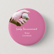 Golf Ball ist in Dame Golfer Hand auf rosa