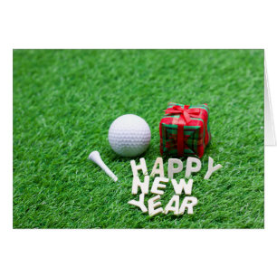 Golf Ball mit glücklichem Neujahr auf grünem Gras