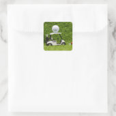 Golf Ball on Golf Cart on Green Grass Quadratischer Aufkleber (Tasche)
