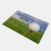 Golf Ball on Red T-Shirt mit Angebot Fußmatte (Schrägansicht)