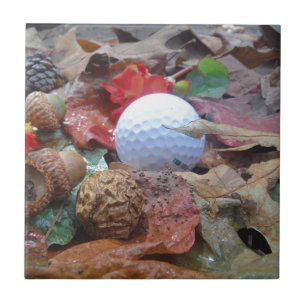 Golf Ball und Herbstlaube und Eicheln Fliese