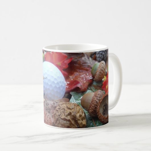 Golf Ball und Herbstlaube und Eicheln Kaffeetasse (VorderseiteRechts)