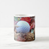 Golf Ball und Herbstlaube und Eicheln Kaffeetasse (Mittel)