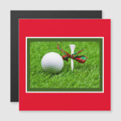 Golf Ball Weihnachten mit Tee auf grünem Gras Magnetkarte (Vorne/Hinten)