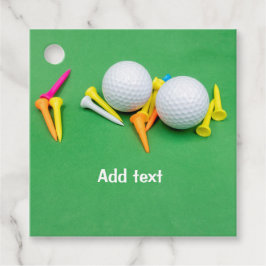 Golf ball with color tee on green background geschenkanhänger