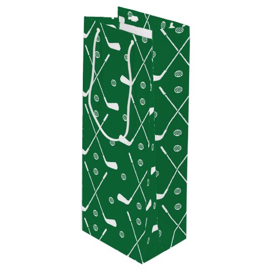 Golf Bat und grüner Hintergrund Geschenktüte Für Weinflaschen (Vorderseite Schrägansicht)