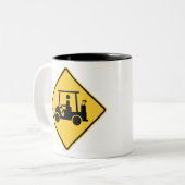 Golf Cart Vorsicht Schild Zweifarbige Tasse (Vorderseite Links)