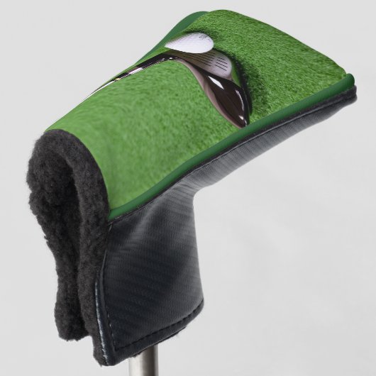 Golf Club und Ball auf grünem Grund Putter Golf Headcover (3/4 Vorderseite)