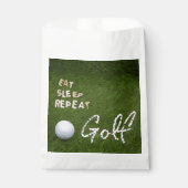 Golf Eat Sleep Golf Wiederholung mit Ball auf grün Geschenktütchen (Vorderseite)