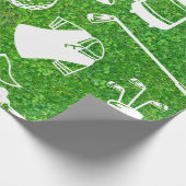 Golf equipment on green grass background geschenkpapier (Ecke)