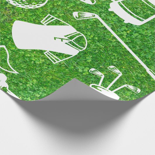 Golf equipment on green grass background geschenkpapier (Ecke)
