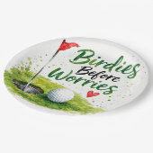 Golf-Flagge und Ball auf dem Golfplatz  Pappteller (Schrägansicht)