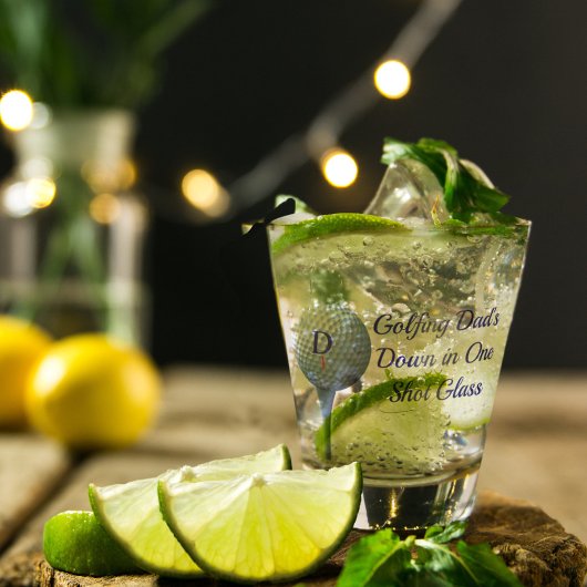 Golf hinunter in einem Golfer-Shooting-Glas Schnapsglas