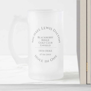 Golf Hole in einem Mattierten Glas Bier Tasse