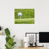 Golf ist auf grünem Grasboden Poster (Heimbüro)