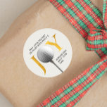 Golf Joy & Peace Christmas Runder Aufkleber<br><div class="desc">Feiern Sie die Saison mit einer Touch von Eleganz und einer Liebe für das Spiel. Dieser runde Weihnachtsaufkleber mit der fröhlichen Botschaft "JOY" in einem schlichten Imitat in goldfarbenem Druck verleiht Ihrem Urlaubszubehör ein personalisiert festliches Gefühl. Die clevere Drehung? Das "O" in "JOY" wird durch ein nahes Foto eines Golfballs...</div>