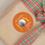 Golf Joy & Peace Christmas Runder Aufkleber<br><div class="desc">Feiern Sie die Saison mit einer Touch von Eleganz und einer Liebe für das Spiel. Dieser runde Weihnachtsaufkleber mit der fröhlichen Botschaft "JOY" in einem schlichten Imitat in goldfarbenem Druck verleiht Ihrem Urlaubszubehör ein personalisiert festliches Gefühl. Die clevere Drehung? Das "O" in "JOY" wird durch ein nahes Foto eines Golfballs...</div>