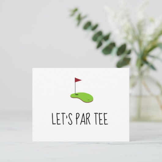 Golf Lass Par Tee mit Golfflagge auf grünem Invita Postkarte (Stehend Vorderseite)
