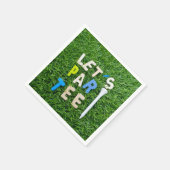 Golf Let's Par Tee mit weißem Tee ist auf grün Serviette (Ecke)
