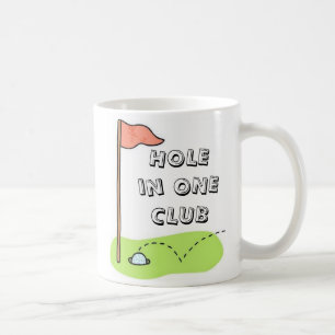 Golf-Loch in einem Verein trägt die Kaffeetasse