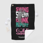 Golf Mama Swing Swear Wiederholung auf Schwarz Golfhandtuch (Insitu)