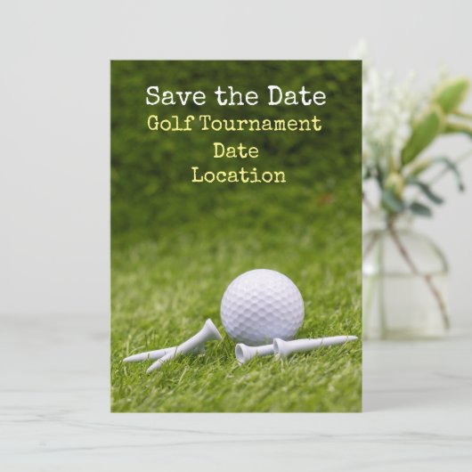 Golf mit Golfball und Tee auf Grün Einladung (Stehend Vorderseite)