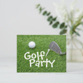 Golf Party mit Golfball und Abschlag auf grünem Ra Einladungspostkarte (Stehend Vorderseite)