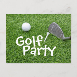 Golf Party mit Golfball und Tee auf grünem Gras Einladungspostkarte