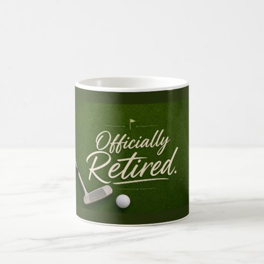 Golf-Ruhestand auf grünem Grund Kaffeetasse (Mittel)