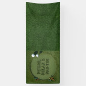 Golf-Ruhestand mit Golfball auf Grün Banner (Vertikal)