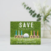 Golf Save the Date mit Golfball auf Grün Ankündigungspostkarte (Stehend Vorderseite)