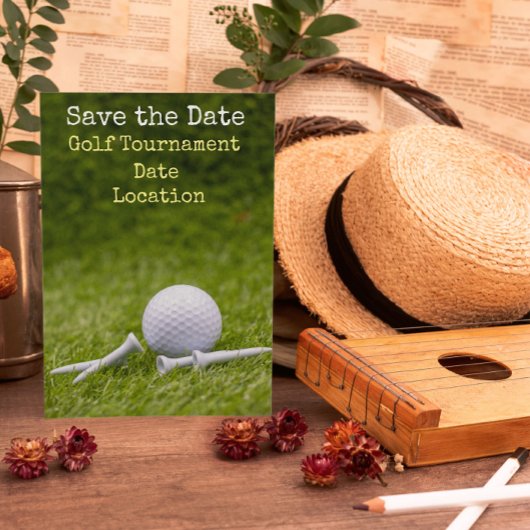 Golf Save the Date mit Golfball und Tee auf Grün Postkarte