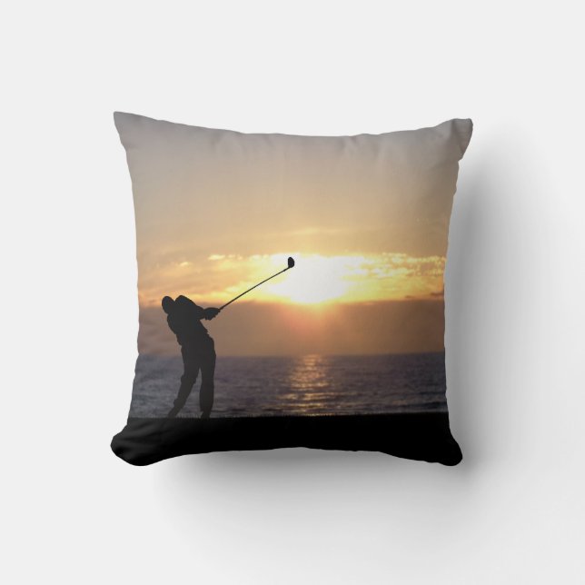 Golf spielen bei Sonnenuntergang Kissen (Vorderseite)