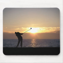 Golf spielen bei Sonnenuntergang