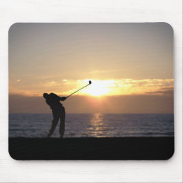 Golf spielen bei Sonnenuntergang Mousepad