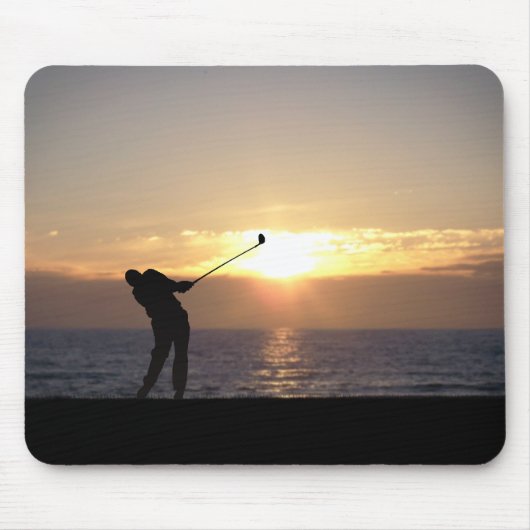 Golf spielen bei Sonnenuntergang Mousepad (Vorne)