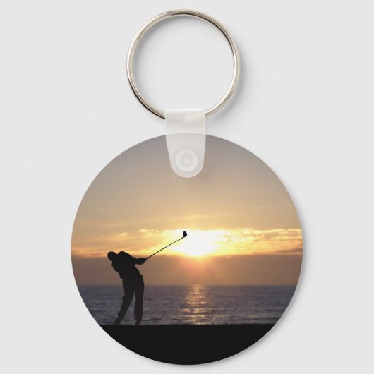 Golf spielen bei Sonnenuntergang Schlüsselanhänger (Vorderseite)