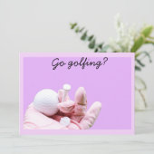 Golf spielen? Lady Golfer hält Golfball Einladung (Stehend Vorderseite)