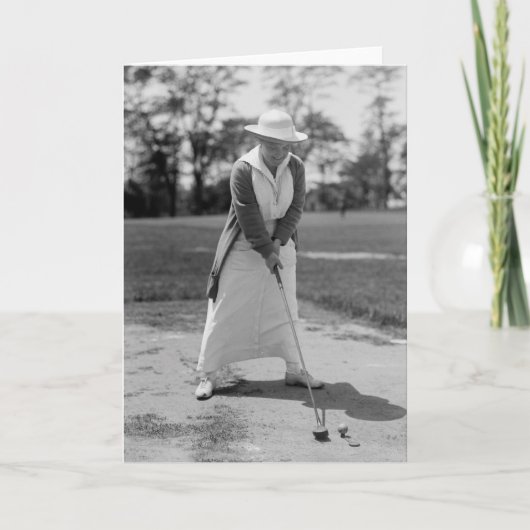 Golf spielende Frau, Vintage 1910s Karte (Vorderseite)