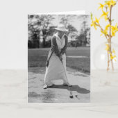 Golf spielende Frau, Vintage 1910s Karte (Gelbe Blume)