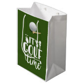 Golf Time on green Mittlere Geschenktüte (Vorderseite Schrägansicht)