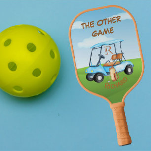 Golf Typ spielt auch Spaß Pickleball Schläger