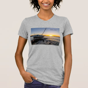 Golf von Breeze Segelboot Und Pier Sonnenuntergang T-Shirt
