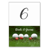 Golf Wedding Tischkarte mit Golfball auf Grün Tischnummer (Vorderseite)
