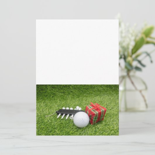 Golf Weihnachten mit Golfball und Geschenk auf Grü Einladung (Stehend Vorderseite)