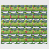 Golf Weihnachtsbaum auf rotem Auto mit dem Weihnac Geschenkpapier (Flach)